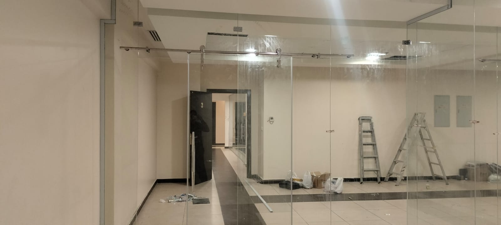 Frameless glass sliding partition system