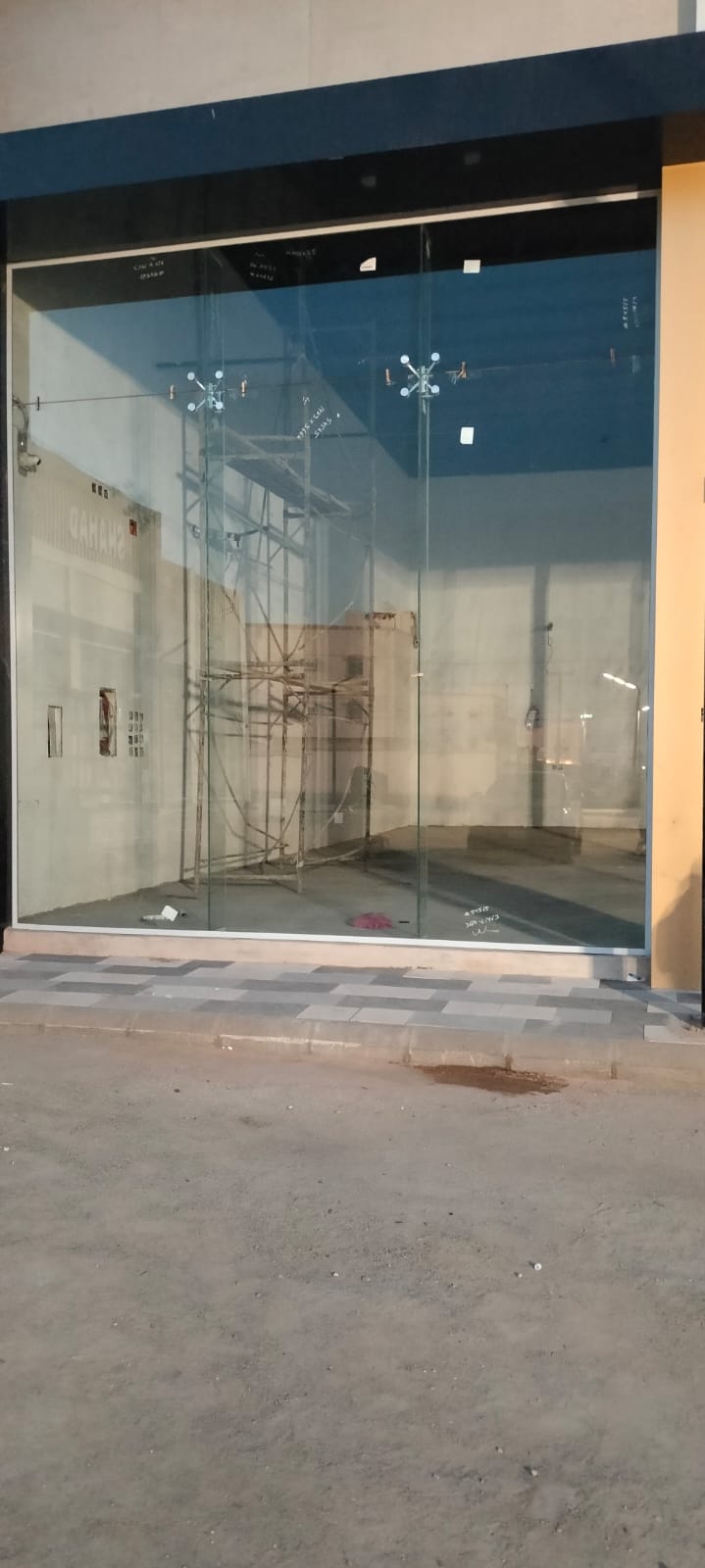 Spider-fitting tempered glass shop facade